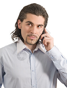 英俊的男青年在电话上交谈 孤立白人图片