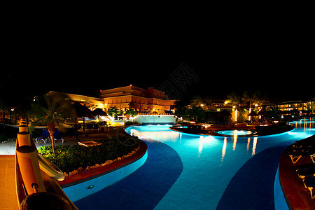 夜里一个豪华 所有包容性海滩度假胜地水池泳池反射旅游旅行天堂游泳假期异国蓝色图片