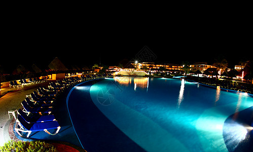 夜里一个豪华 所有包容性海滩度假胜地蓝色风景地平线泳池水池天空游泳美丽别墅异国图片