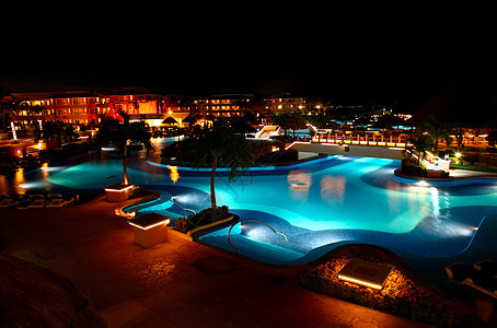夜里一个豪华 所有包容性海滩度假胜地天堂蓝色反射异国旅游别墅游泳假期热带水池图片