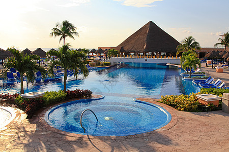 早上的豪华所有包容性海滩度假胜地娱乐旅游泳池地平线天堂蓝色椅子反射风景海洋图片