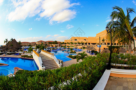 早上的豪华所有包容性海滩度假胜地异国游泳水池假期娱乐旅游蓝色棕榈泳池地平线图片