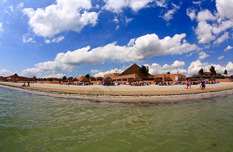 在坎昆一个豪华海滩度假胜地的海滩前滩别墅异国假期美丽娱乐海景反射旅行天堂椅子图片