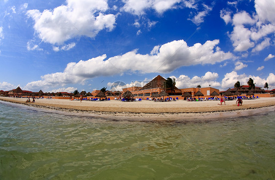 在坎昆一个豪华海滩度假胜地的海滩前滩别墅异国假期美丽娱乐海景反射旅行天堂椅子图片