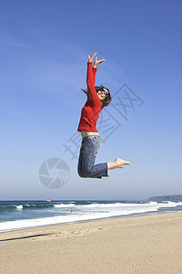跳跃海滩跑步假期海洋微笑太阳热带乐趣天空女孩们图片