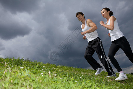 年轻夫妇在公园运动天空成人训练身体休息乐趣喜悦娱乐男人幸福图片