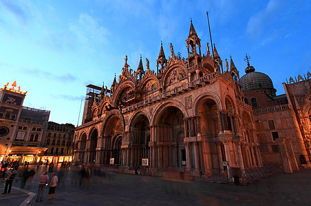 圣马尔科广场威尼斯钟楼人群地标旅游柱子鸽子反射游客纪念碑正方形图片