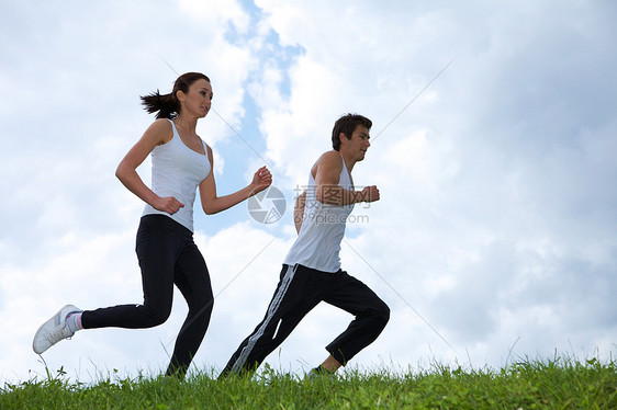 年轻夫妇在公园运动运动装练习乐趣幸福活力成人跑步男性训练女士图片