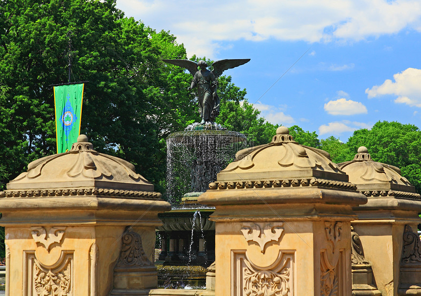 中央公园反射雕像日光浴喷泉天空乐队池塘游客民众城市图片