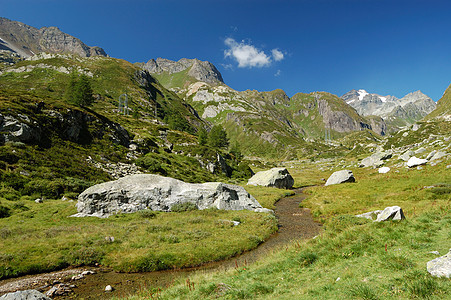 夏季高山景观天空旅游假期草地旅行远足风景场景顶峰图片