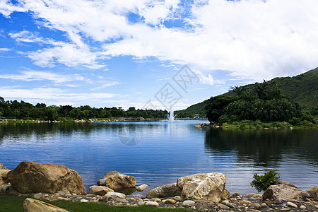 湖和蓝天空的夏季风景图片