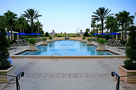 度假村的风景和游泳池棕榈财产别墅天堂棕褐色椅子旅游水池闲暇退休图片