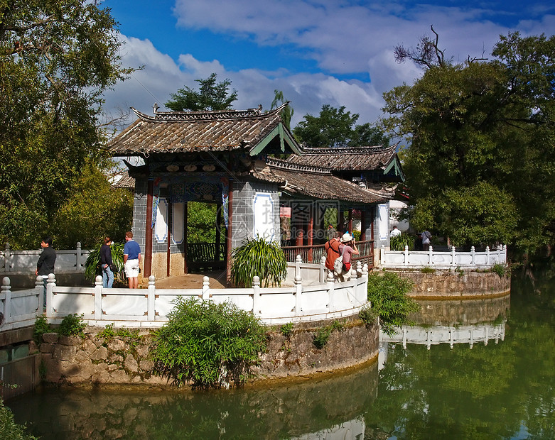 中国利江附近一个风景公园文化天空天线历史寺庙旅行蓝色购物红色图片