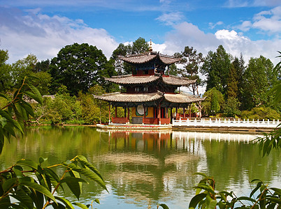 中国利江附近一个风景公园文化蓝色寺庙天线旅行天空红色历史图片