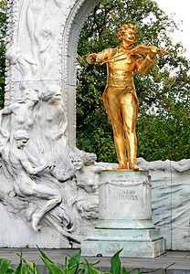 维也纳Stadtpark的女神像石头沉思雕塑金子公园大理石音乐家灰色绿色小提琴图片