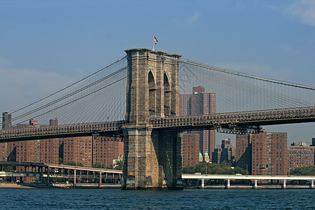 布鲁克林桥景观旅行城市蓝色地标建筑学旗帜电缆风景天空图片