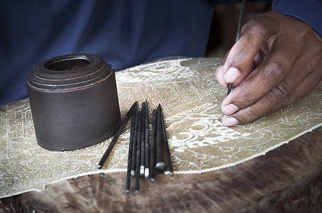 传统手工艺人雕木男人劳动行动木雕人工制品工具风格工作文化木偶图片