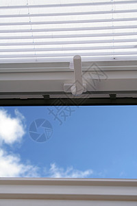 屋顶窗口反射快门材料玻璃住宅窗扇天空窗户房间滚筒图片