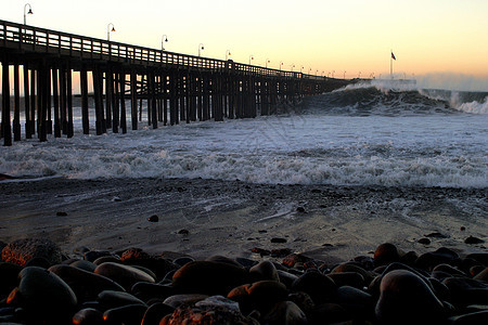 海洋浪潮风暴码头损害日落冲浪洪水阴霾泡沫海景飓风地平线台风图片