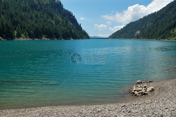 高山湖夏季全景图片