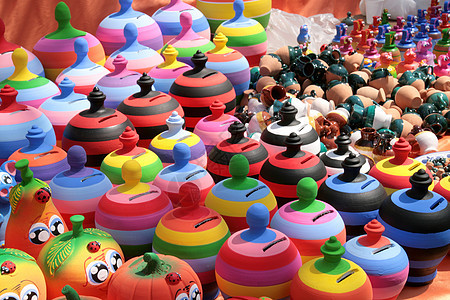 彩色陶器堆积团体摊位钱盒市场红色橙子土制销售文化陶瓷图片