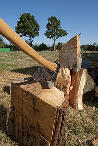 斧头日志建造工具壁炉棕色木材森林树干树桩硬木图片