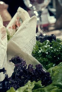 蔬菜开胃菜桌布奢华香菜饮食餐厅沙拉美食晚餐盘子三角形图片