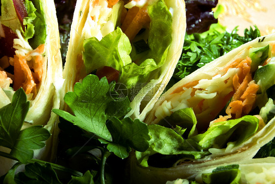 蔬菜开胃菜菜单香菜三角形面团盘子橙子餐厅服务美食奢华图片