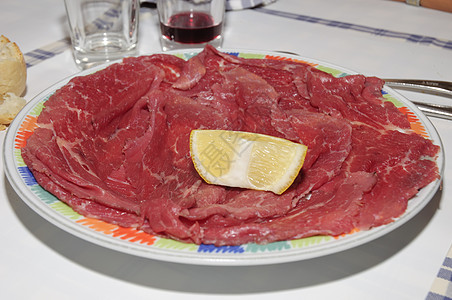 意大利菜生肉加柠檬图片