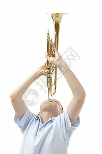 男孩玩号角游戏孩子脸颊音乐家学习乐队喇叭音乐乐器独奏者男性图片