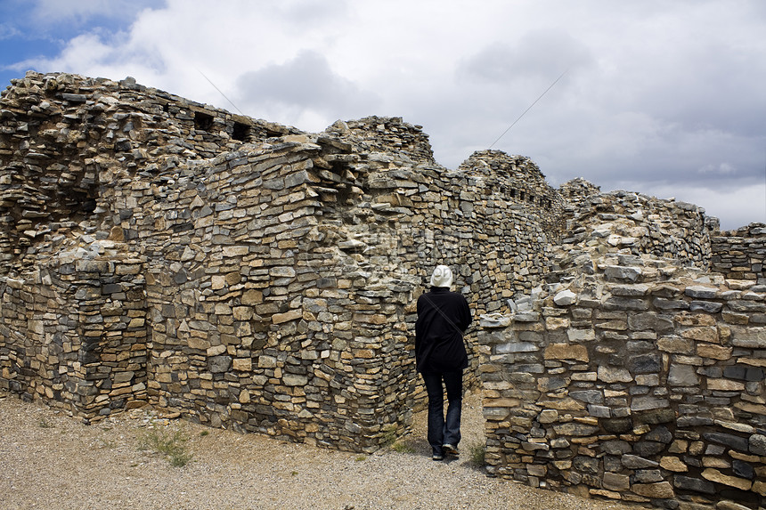 大Quivira郊区的旅游者女孩石头国家公园兜帽女士历史性游客废墟图片