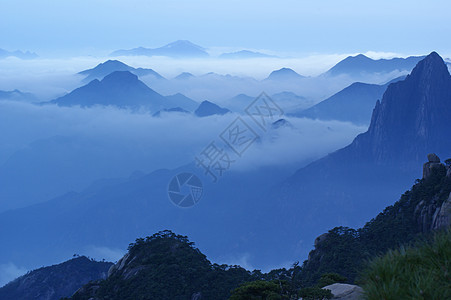 山青山的云与雾世界遗产薄雾背景图片