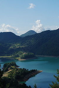 湖边乡村图片