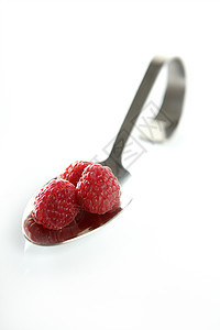 勺子里的草莓图片