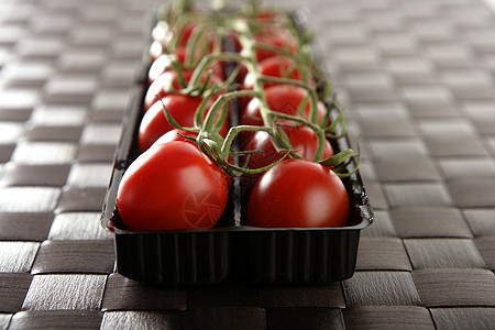 红番茄分支绿色饮食盘子活力蔬菜几何学食物红色棕色桌布图片
