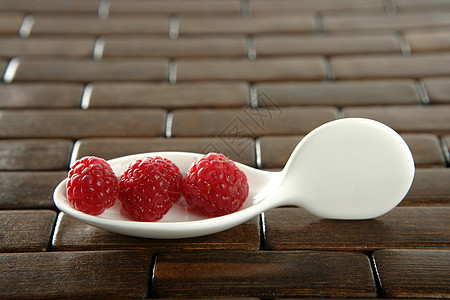 白勺子里的草莓图片