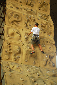 攀爬孩子们悬崖勇气巅峰孩子攀岩岩石立足点运动绳索背景图片