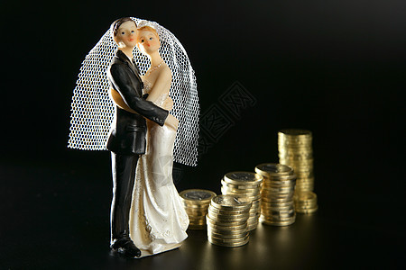 夫妻婚后两对雕像和金币婚姻银行业库存商业婚礼玩具娃娃仪式货币庆典图片