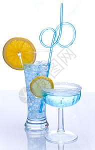蓝酒液体酒精寒意白色蓝色柠檬稻草饮料背景图片