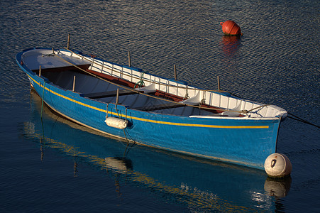 在港口停泊的一艘蓝色船只图片