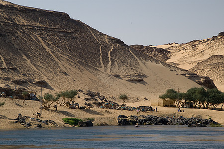 埃及阿斯旺附近尼罗河河岸航海风景旅游假期冒险沙漠岩石旅行蓝色图片