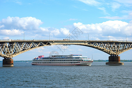 舰船通过桥下旅游旅行娱乐巡航海滩图片