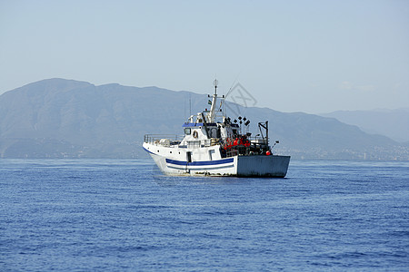 在阿利坎特工作的地中海延轮船绳索海鲜钓鱼海岸港口渔船运输海洋环境血管图片