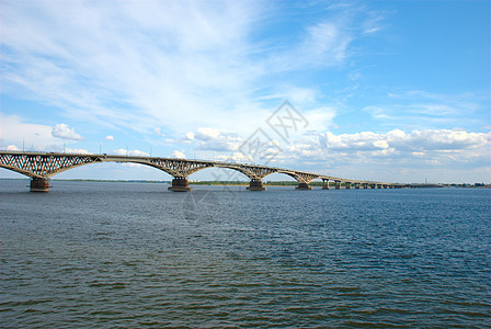 天空白云萨拉托夫的公路桥梁天空交通背景