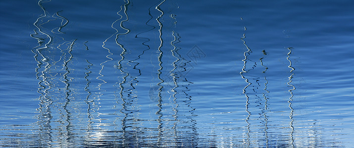 船只对蓝水的抽象反射码头血管漂浮发动机游艇钓鱼蓝色巡航旅行海岸图片