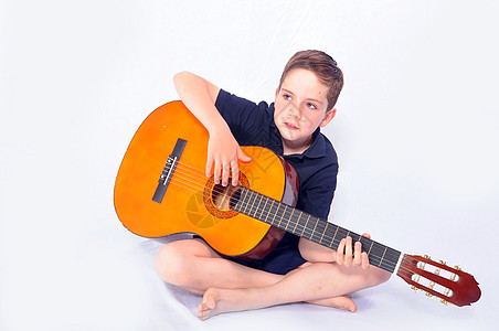 带吉他男孩小伙子男生乐感字符串吉他音乐声学教育图片