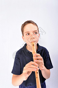 带录音机的男孩男生教育声学长笛小伙子木头音乐乐感图片