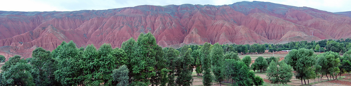 雅丹地貌风蚀地貌地质学地质爬坡岩石旅行红色背景图片
