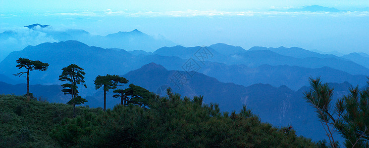 圣青山山的云雾遗产薄雾世界图片