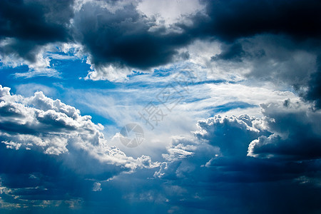 风景积云天堂灰色天空下雨风暴戏剧性多云窗户飓风危险图片